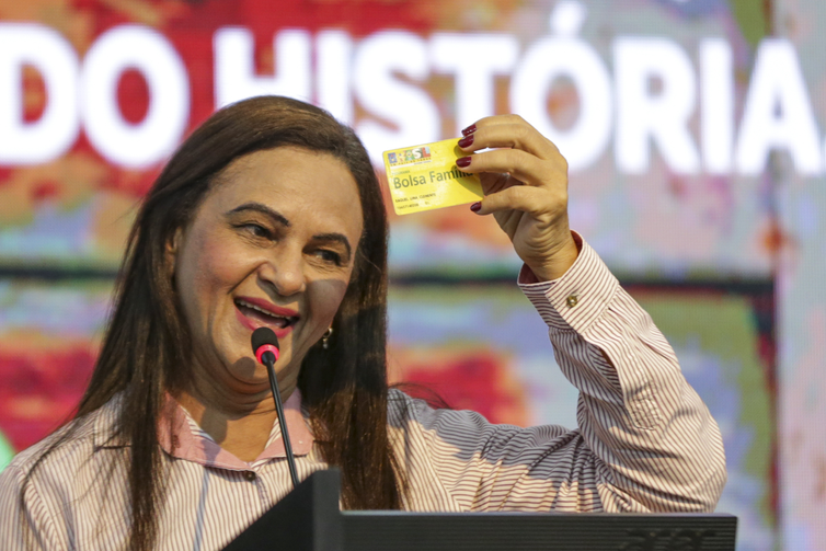 Brasília (DF), 20/10/2023 - A ex-beneficiária do Bolsa Família, Raquel Lima Clemente, durante cerimônia comemorativa dos 20 anos de criação do programa Bolsa Família, no Ministério do Desenvolvimento e Assistência Social, Família e Combate à Fome (MDS). Foto: Marcelo Camargo/Agência Brasil