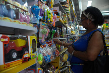 Rio de Janeiro - A dona de casa Maria das Graças Benedito, 67 anos, compra presentes para o Dia da Criança no comércio da Saara (Fernando Frazão/Agência Brasil))