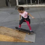 Rio de Janeiro (RJ), 19/05/2023 - Aula de skate para crianças na Vila Olímpica da Gamboa. Foto: Fernando Frazão/Agência Brasil