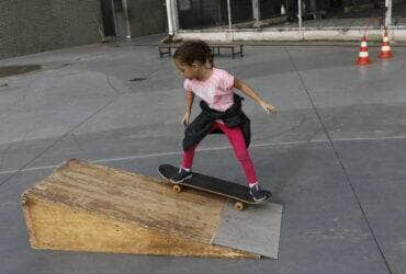 Rio de Janeiro (RJ), 19/05/2023 - Aula de skate para crianças na Vila Olímpica da Gamboa. Foto: Fernando Frazão/Agência Brasil