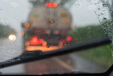 carro em dia de chuva