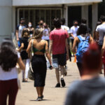 Estudantes chegam ao Centro Universitário do Distrito Federal, para o segundo dia de prova do Enem 2020 Por: Marcello Casal JrAgência Brasil