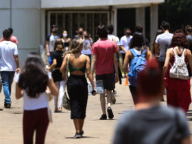 Estudantes chegam ao Centro Universitário do Distrito Federal, para o segundo dia de prova do Enem 2020 Por: Marcello Casal JrAgência Brasil