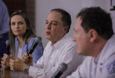 Brasília (DF) 29/09/2023 - A equipe médica que fez a cirurgia de quadril no presidente, Luiz Inácio Lula da Silva, composta pelos médicos Ana Helena Germoglio (e), Roberto Kalil (c), Giancarlo Polesello (d), faz o balanço da cirurgia durante entrevista coletiva. Foto: Joédson Alves/Agência Brasil