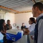 Rio de Janeiro (RJ), 21/08/2023 –A autônoma Danielly Martins com seu filho, Murillo Luiz Martins e família durante atendimento para vacinação na casa da família, em Irajá, na zona norte da capital fluminense. Foto: Tomaz Silva/Agência Brasil