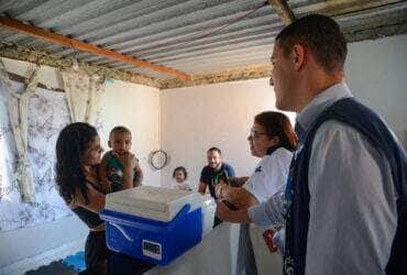 Rio de Janeiro (RJ), 21/08/2023 –A autônoma Danielly Martins com seu filho, Murillo Luiz Martins e família durante atendimento para vacinação na casa da família, em Irajá, na zona norte da capital fluminense. Foto: Tomaz Silva/Agência Brasil