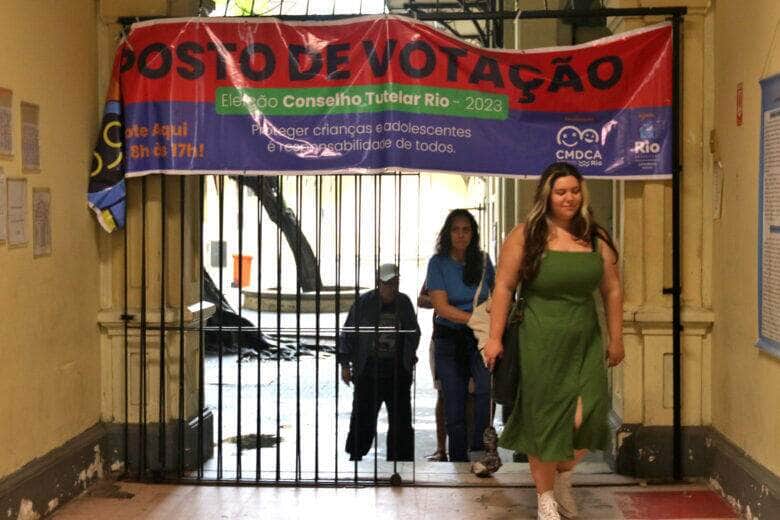 Rio de Janeiro (RJ), 01/10/2023 - Eleitores comparecem em posto de votação de eleição para conselhos tutelares, na Escola Municipal Celestino da Silva, região central da cidade. Foto:Tânia Rêgo/Agência Brasil