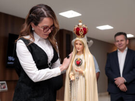 Primeira-dama de MT, Virginia Mendes, com a imagem de Imaculado Coração de Maria e o governador Mauro Mendes              Crédito - Jana Pessôa