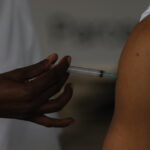 Vacinação em massa contra a covid-19 de moradores do Complexo da Maré. Por: Fernando Frazão/Agência Brasil
