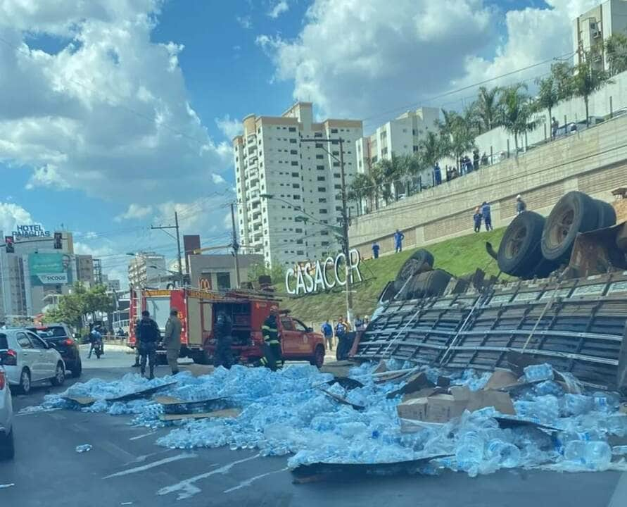 Caminhão carregado com garrafas de água tomba e motorista morre.