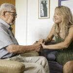 Brasília (DF), 22/09/2023 - Natália Duarte e seu pai, Ítalo, que tem a doença de Alzheimer. Foto: Marcelo Camargo/Agência Brasil