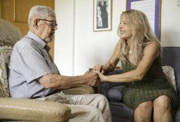 Brasília (DF), 22/09/2023 - Natália Duarte e seu pai, Ítalo, que tem a doença de Alzheimer. Foto: Marcelo Camargo/Agência Brasil