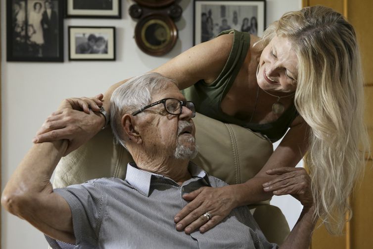 Brasília (DF), 22/09/2023 - Natália Duarte e seu pai, Ítalo, que tem a doença de Alzheimer. Foto: Marcelo Camargo/Agência Brasil