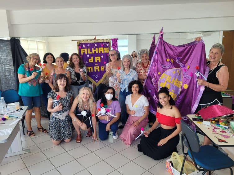 Brasília (DF) 23/09/2023 Cuidadores de pacientes com Alzheimer precisam de atenção e proteção. Ana Castro com a sua mãe (já falecida) e o bloco de carnaval que formaram. Foto Divulgação.