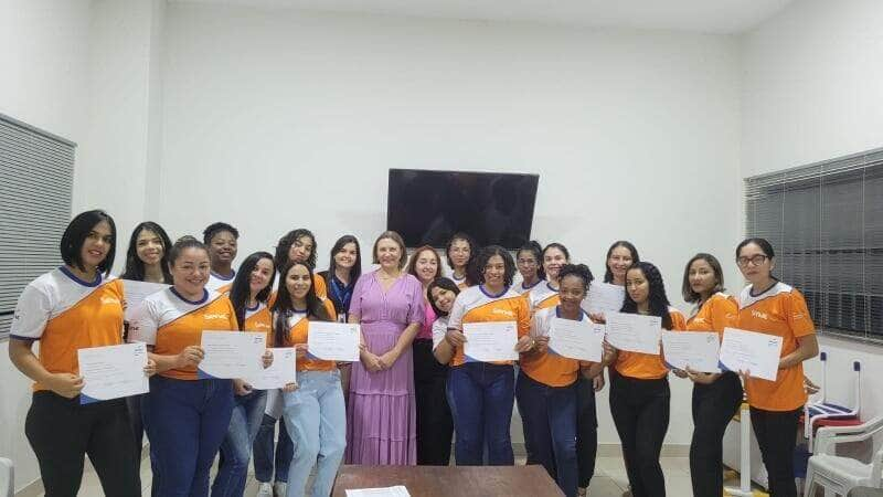 curso de design de sobrancelha capacita moradoras de lucas do rio verde