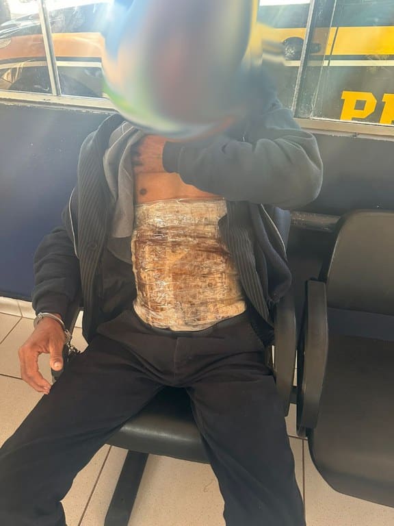 PRF prende homem que transportava droga presa ao corpo 2 PRF prende homem que transportava droga presa ao corpo
