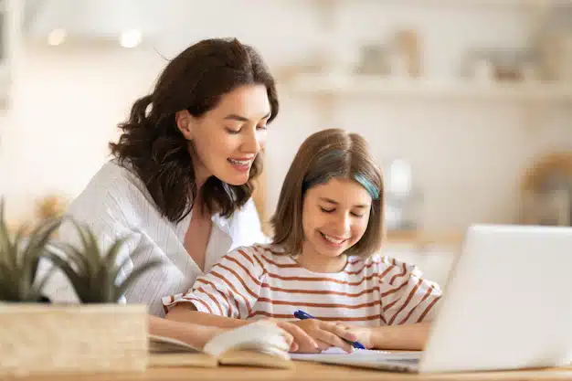 de volta a escola crianca feliz e adulto estao sentados na mesa garota fazendo licao de casa ou educacao online 566707 904