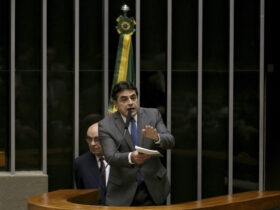 Brasília - Deputado Domingos Sávio (PSDB/MG) durante discussão do processo de impeachment de Dilma, no plenário da Câmara (Wilson Dias/Agência Brasil)