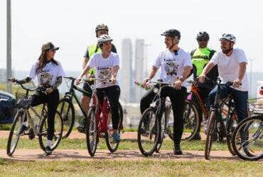 Brasília, DF 22/09/2023 Cicloativistas e servidores públicos pedalaram em um bonde de bicicleta saindo da Rodoviária do Plano Piloto com destino à Câmara Legislativa do Distrito Federal pelo Dia Mundial sem Carro (CLDF). Foto: Fabio Rodrigues-Pozzebom/Agência Brasil Por: Fabio Rodrigues-Pozzebom/ Agência Brasil