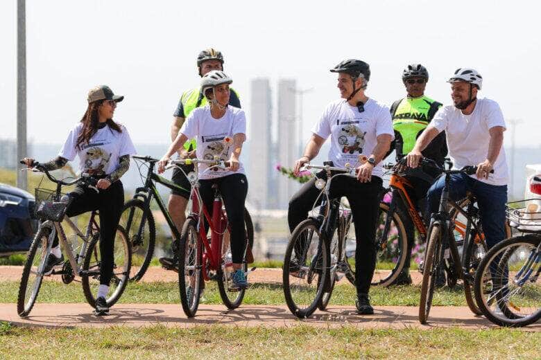 Brasília, DF 22/09/2023 Cicloativistas e servidores públicos pedalaram em um bonde de bicicleta saindo da Rodoviária do Plano Piloto com destino à Câmara Legislativa do Distrito Federal pelo Dia Mundial sem Carro (CLDF). Foto: Fabio Rodrigues-Pozzebom/Agência Brasil Por: Fabio Rodrigues-Pozzebom/ Agência Brasil