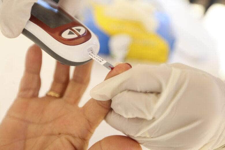 Brasília - Cidadãos fazem exames para verificar pressão arterial e de glicemia durante mutirão de atendimento e de orientação jurídica para esclarecer dúvidas sobre saúde pública e planos de saúde (Marcelo Camargo/Agência Brasil)