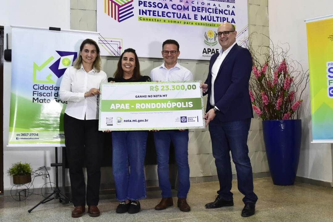 Entrega de cheque do Nota MT para presidente e diretora da APAE  - Foto por: Josi Dias/Setasc