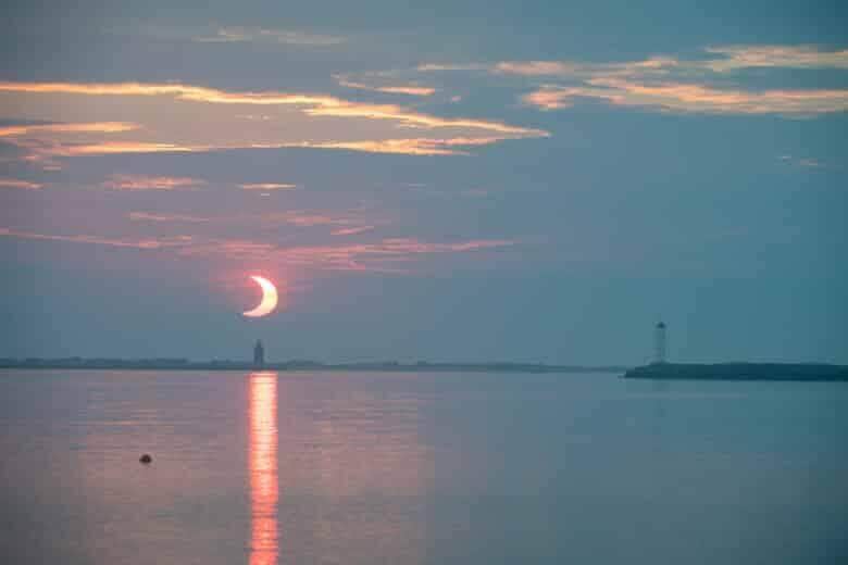 Partial Solar Eclipse Por: NASA/Aubrey Gemignani/Direitos reservados
