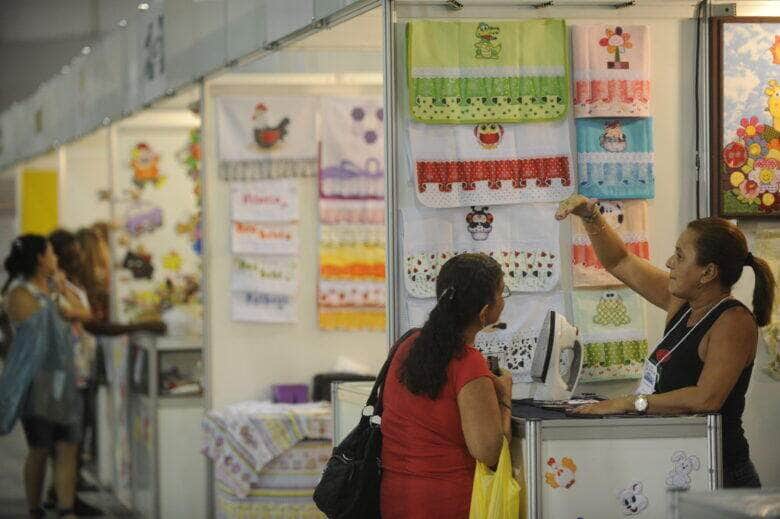 Feira de capacitação em artesanato Rio Artes Manuais Por: Fernando Frazão/Agência Brasil