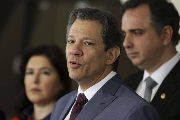 Brasília (DF), 11/07/2023 - A ministra do Planejamento, Simone Tebet, o presidente do Senado, Rodrigo Pacheco, e o ministro da Fazenda, Fernando Haddad, durante coletiva após reunião para tratar da tramitação da reforma tributária no Senado. Foto: Marcelo Camargo/Agência Brasil