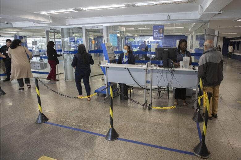 Brasília (DF) 21/07/2023 - A CAIXA abrirá todas as agências com uma hora de antecedência, nesta sexta-feira, para ação voltada ao público do Desenrola Brasil. Foto: Joédson Alves/Agência Brasil