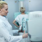 enfermeira sorridente adulta media tomando raio x de um paciente na clinica