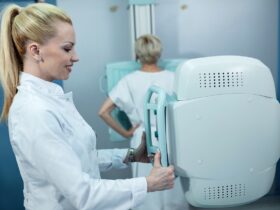 enfermeira sorridente adulta media tomando raio x de um paciente na clinica