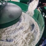 Associações de produtores familiares também recebem treinamento para operar máquinas, que agilizam a produção de farinha - Foto por: Seaf-MT