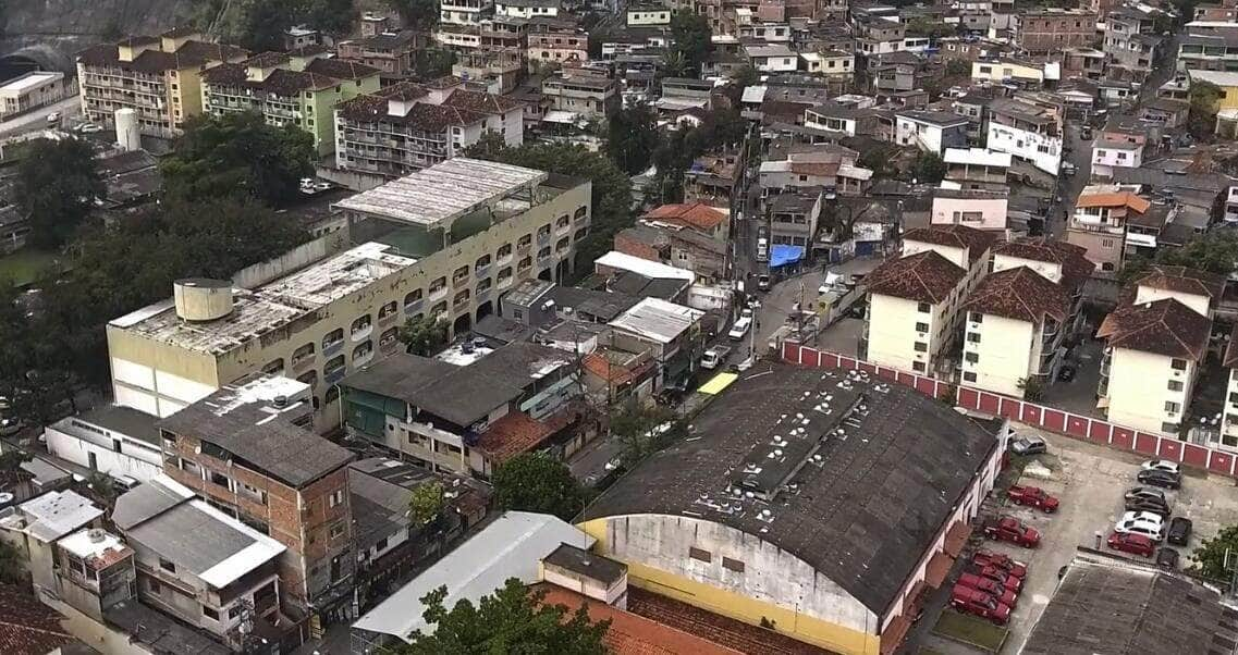 escola publica bilingue e cenario de documentario sobre adolescencia