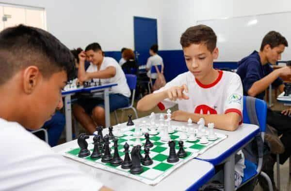 escolas em tempo integral comecam a ofertar xadrez na grade curricular de ensino