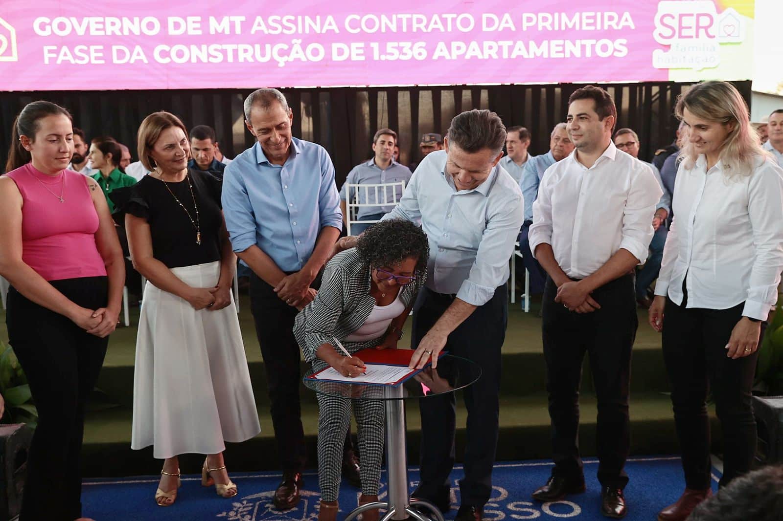 Moradores assinam contrato para aquisição da casa própria em Lucas do Rio Verde  - Foto por: Mayke Toscano