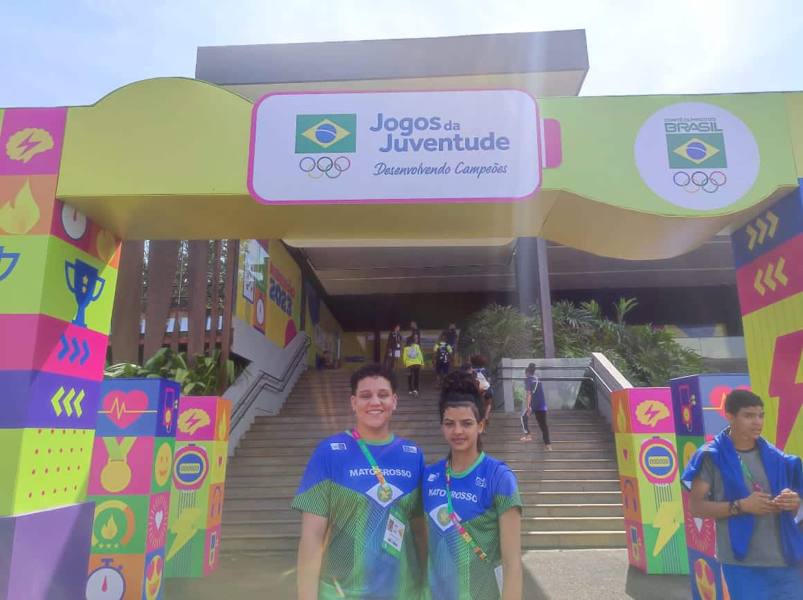 Divulgação | À direita, Júlia está ao lado da atleta Vitória, de Araguaiana