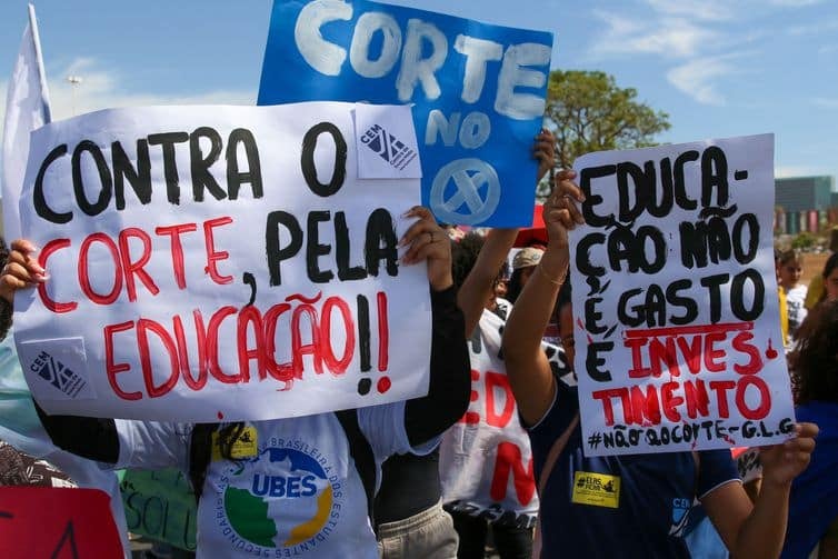 Brasília,DF 11/08/2023 A União Nacional dos Estudantes (UNE), a União Brasileira dos Estudantes Secundaristas (Ubes) e a Associação Nacional de Pós-Graduandos (ANPG) realiza atos públicos reivindicando revogação do Novo Ensino Médio, reposição do orçamento da educação e direitos aos pós-graduandos. Foto: Fabio Rodrigues-Pozzebom/ Agência Brasil