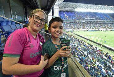 Laiza Salustino e o filho Luiz Gustavo, durante jogo do Cuiabá e Flamengo  - Foto por: Josi Dias