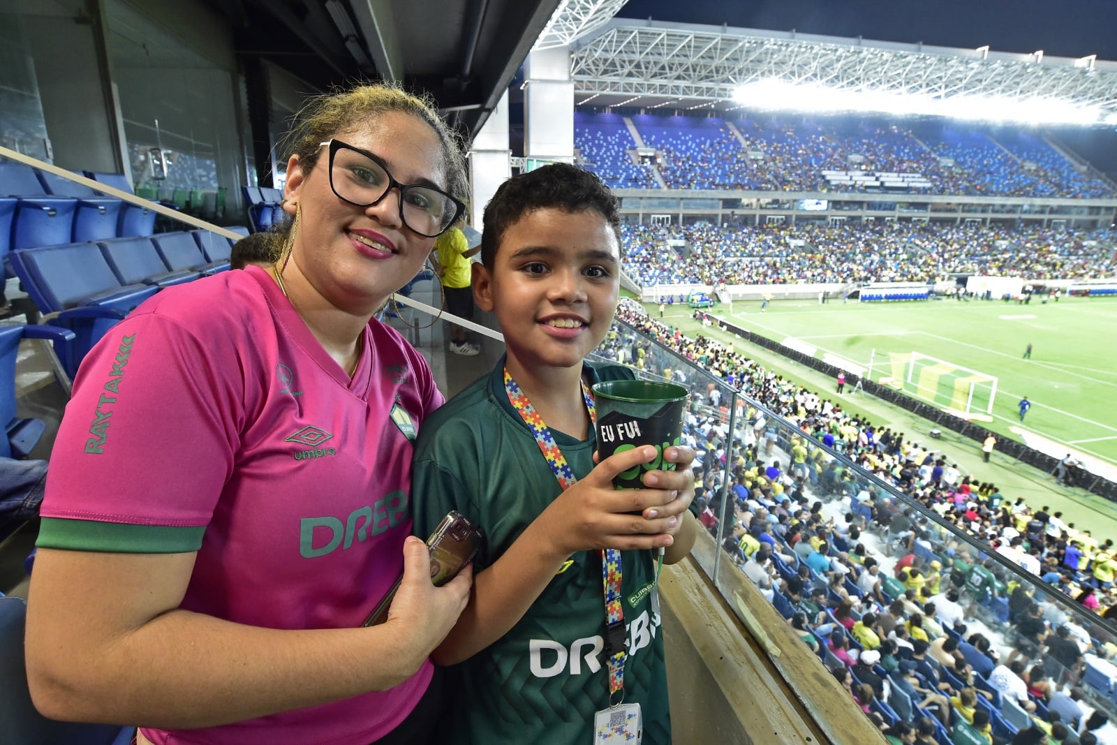 Laiza Salustino e o filho Luiz Gustavo, durante jogo do Cuiabá e Flamengo  - Foto por: Josi Dias