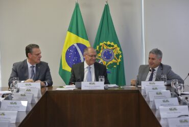 Fávaro participa da reunião com Alckmin para definir medidas de incentivo ao setor leiteiro