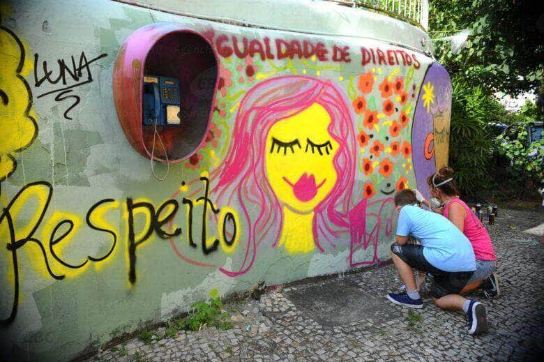 Jovens decoram com grafites temáticos os muros do Conselho Estadual dos Direitos da Mulher em lembrança ao Dia Internacional de Combate à Violência Contra a Mulher Por: Fernando Frazão/Agência Brasil