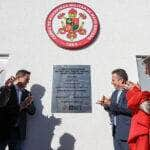 O governador Mauro Mendes ao descerrar a placa de inauguração