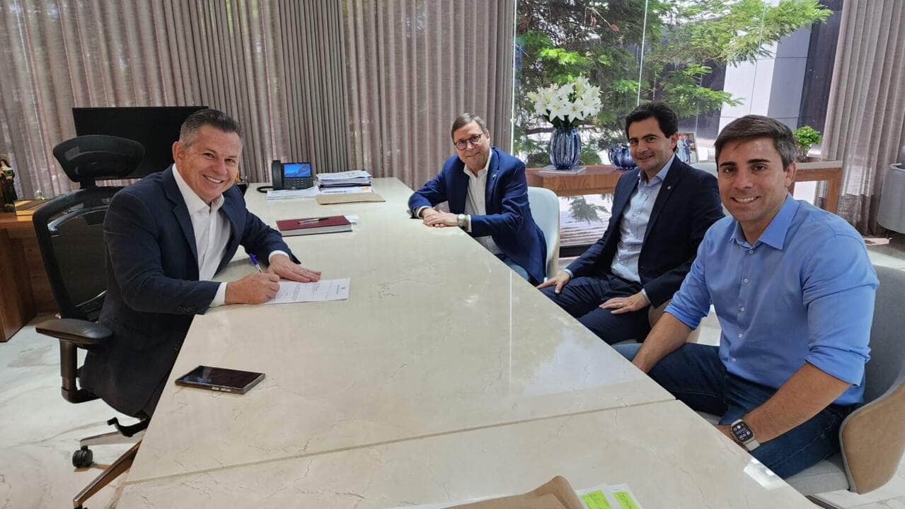 Participaram da reunião que finalizou o projeto de lei o secretário-chefe da Casa Civil, Fábio Garcia, o senador Mauro Carvalho e o secretário de Educação, Alan Porto  - Foto por: Secom-MT