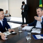 O governador Mauro Mendes e o CEO da Sinomach, Cai Jibo