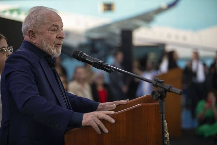 Brasília (DF) 03/07/2023 - O presidente Luiz Inácio Lula da Silva participa de uma Cerimônia de Sanção ao Projeto de Lei nº 1085/2023, que trata da igualdade salarial e remuneratória entre mulheres e homens, nesta segunda feira na Base aérea de Brasília. Foto: Joédson Alves/Agência Brasil 