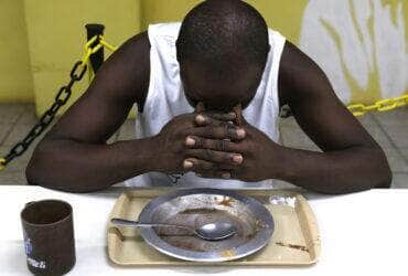 Rio de Janeiro - Morador de Rua após se alimantar em Ong no centro do Rio de Janeiro de distribui alimentação gratuita. Foto: Tânia Rego/Agência Brasil