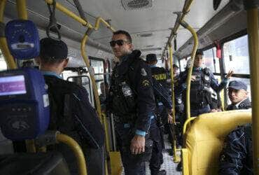 Após a série de ataques no Ceará, a Força Nacional de Segurança Pública está fazendo o policiamento ostensivo nas ruas de Fortaleza, em apoio aos agentes de segurança do estado. Por: José Cruz/Agência Brasil