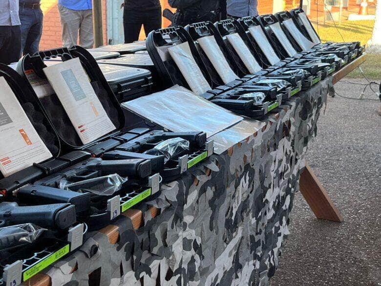 Foram entregues 548 pistolas Glock e 27.400 munições para o efetivo do 4º CR  - Foto por: Sesp-MT