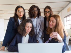 grupo de mulheres de negocios trabalhando com laptop